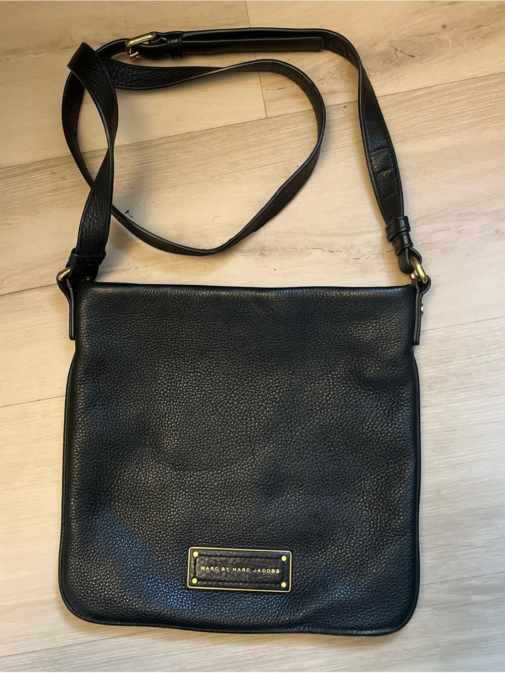 Authentic Marc by Marc Jacobs "Too Hot to Handle" Sia Crossbody